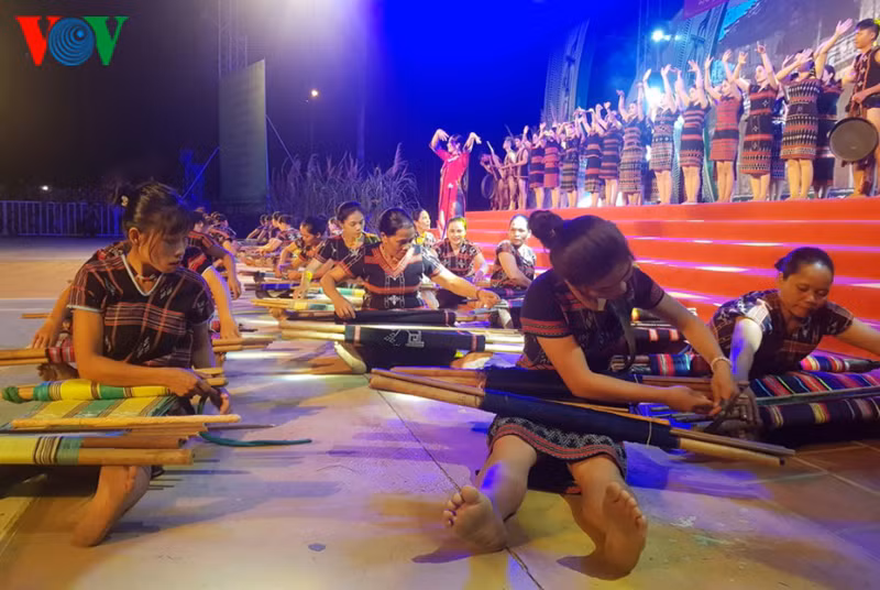  Ban Tổ chức trao giải A cho các tiết mục biểu diễn văn nghệ quần chúng.