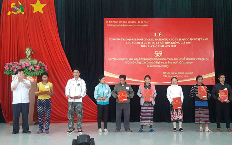 Lãnh đạo tỉnh Kon Tum trao Quyết định nhập quốc tịch Việt Nam cho công dân Lãnh đạo tỉnh Kon Tum trao Quyết định nhập quốc tịch Việt Nam cho công dân
