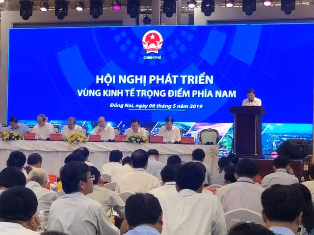 Lãnh đạo các tỉnh, thành và nhiều đại biểu đang trình bày các tham luận và tiến hành thảo luận những vấn đề như cơ chế quản lý điều phối, chính sách thúc đẩy tăng trưởng