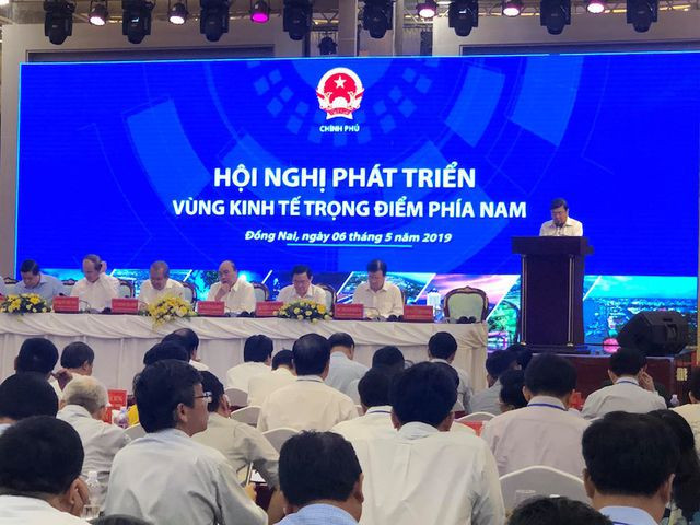 Lãnh đạo các tỉnh, thành và nhiều đại biểu đang trình bày các tham luận và tiến hành thảo luận những vấn đề như cơ chế quản lý điều phối, chính sách thúc đẩy tăng trưởng Lãnh đạo các tỉnh, thành và nhiều đại biểu đang trình bày các tham luận và tiến hành thảo luận những vấn đề như cơ chế quản lý điều phối, chính sách thúc đẩy tăng trưởng