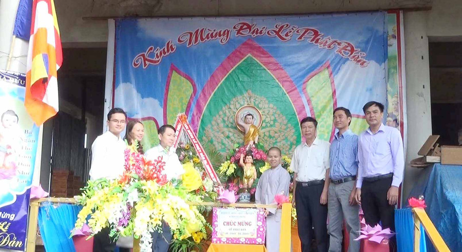 Lãnh đạo huyện Chư Prông tặng hoa chúc mừng Đại lễ Phật đản. Ảnh: Hà Phương