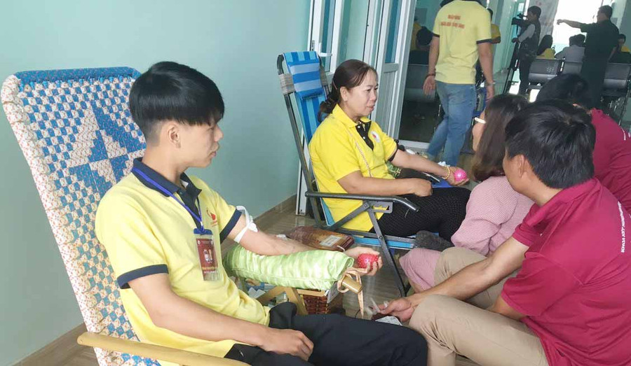 Thành viên CLB Máu nóng Gia Lai tham gia ngày hội hiến máu tự nguyện. Ảnh: Hồng Ngọc  Thành viên CLB Máu nóng Gia Lai tham gia ngày hội hiến máu tình nguyện. Ảnh: Hồng Ngọc
