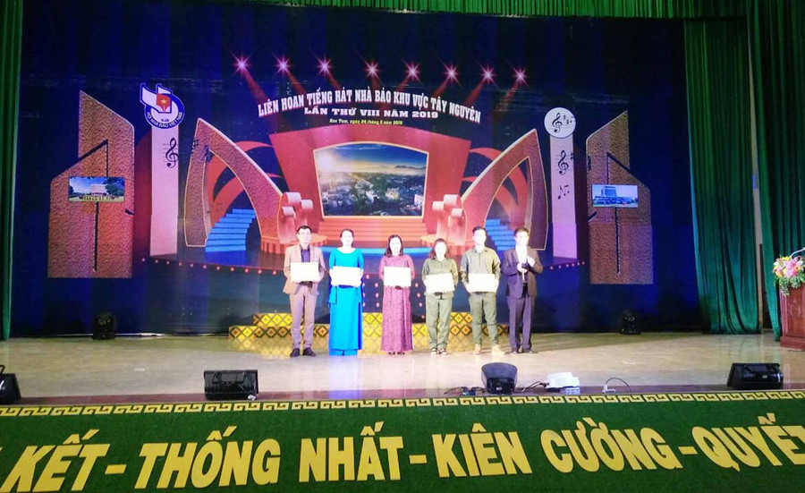 Ban tổ chức trao giải nhất cho các thể loại. Ảnh: Hà Phương