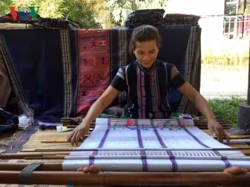  Nghệ nhân người Mạ trình diễn dệt Thổ cẩm.
