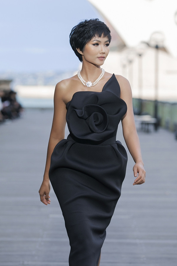 Người đẹp diện thiết kế ôm sát khoe đường cong cùng hoạ tiết bộng hoa 3D to bản. Vòng cổ ngọc trai tạo nên điểm nhấn sang trọng cho tổng thể. Người đẹp diện thiết kế ôm sát khoe đường cong cùng hoạ tiết bộng hoa 3D to bản. Vòng cổ ngọc trai tạo nên điểm nhấn sang trọng cho tổng thể.