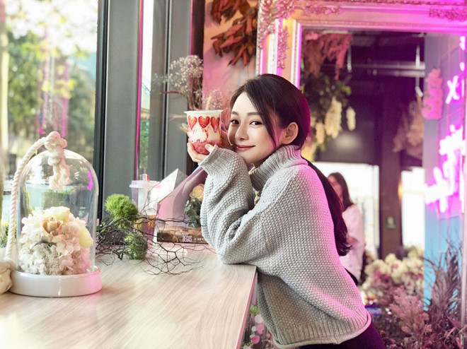  Theo trang ET Today, Lee sinh ra trong gia đình có truyền thống gắn bó với nghề y. Cha cô là bác sĩ da liễu. Từ nhỏ Lee đã mơ ước lớn lên có thể nối nghiệp gia đình.