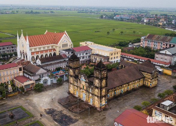  Nhà thờ Bùi Chu được xây dựng theo phong cách kiến trúc Baroque dưới thời Pháp thuộc bởi giám mục Wenceslao Onate Thuận (1884) với chiều dài 78m, rộng 22m, cao 15m - Ảnh: NGUYỄN KHÁNH