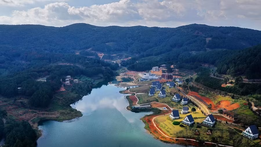  Băng qua cánh rừng thông rộng lớn, xanh mát trên con đường quanh co, lãng mạn, bạn sẽ đến được với đường hầm đất sét, một địa điểm không thể bỏ qua nếu có dịp đến với Đà Lạt. Đường hầm đất sét hay còn gọi là đường hầm điêu khắc, đường hầm đất đỏ... trải dài trên quãng đường hơn 1,2 km. Ảnh: Dines_anan.