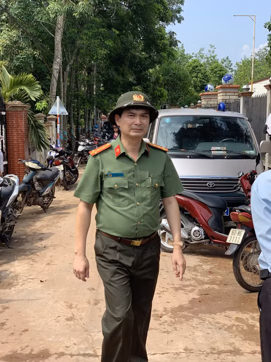 Giám đốc Công an tỉnh Bình Dương đến hiện trường chỉ đao phá án