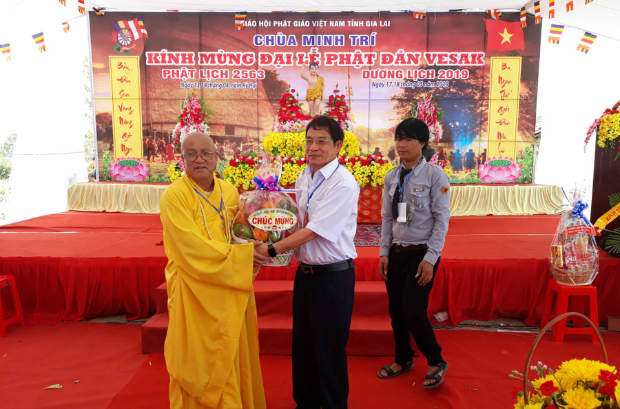Lãnh đạo Huyện ủy Ia Pa tặng quà chúc mừng tại Chùa Minh Trí xã Pờ Tó. Ảnh: Mai Linh
