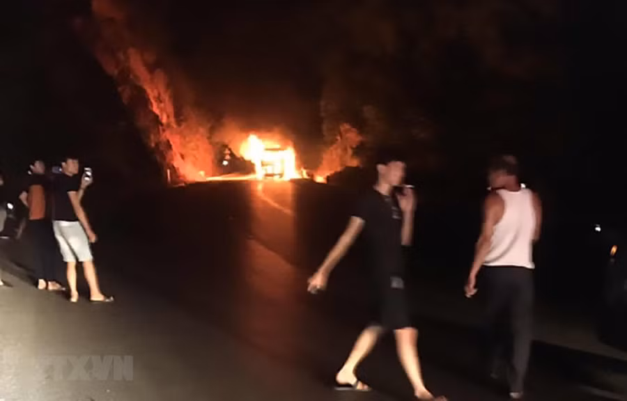  Hiện trường vụ cháy xe khách giường nằm tại Sơn La. (Ảnh: TTXVN)