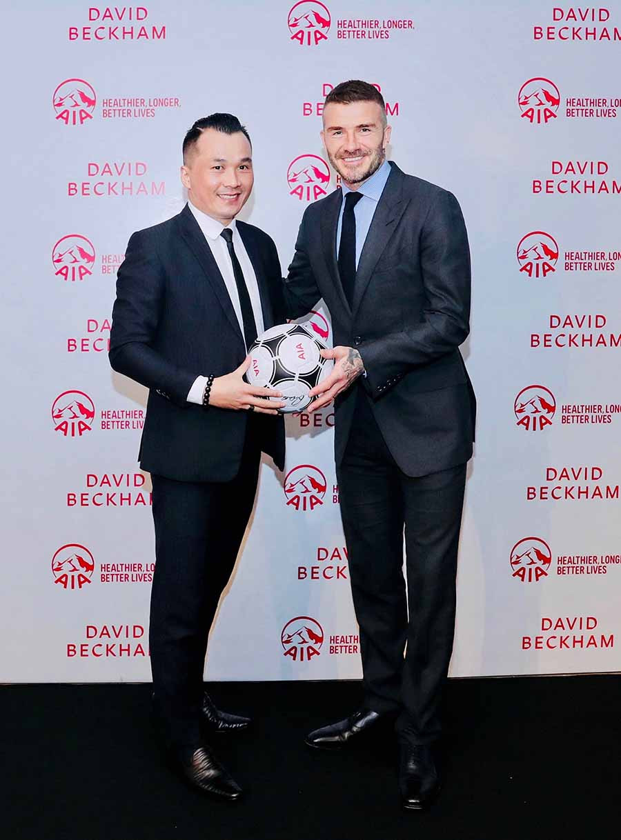 Anh Lê Văn Quốc trong lần gặp mặt cựu danh thủ David Beckham- Đại sứ thương hiệu AIA toàn cầu. Ảnh: H.D  Anh Lê Văn Quốc trong lần gặp mặt cựu danh thủ David Beckham- Đại sứ thương hiệu AIA toàn cầu. Ảnh: H.D