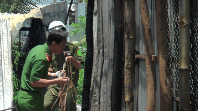 Công an khám nghiệm hiện trường vụ nổ bình gas làm 5 căn nhà bị hư hỏng Công an khám nghiệm hiện trường vụ nổ bình gas làm 5 căn nhà bị hư hỏng