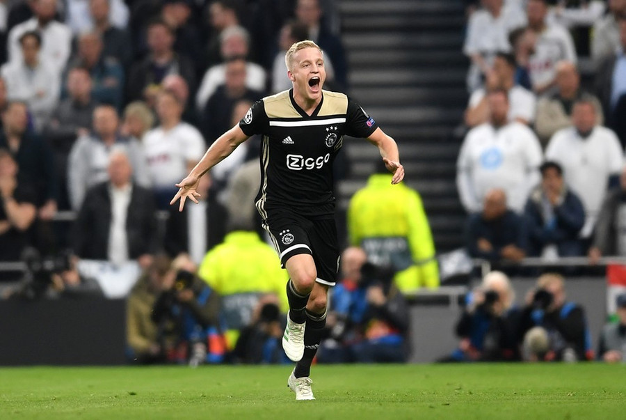 Van de Beek trở thành người hùng của Ajax với bàn thắng quý giá trên sân Tottenham.