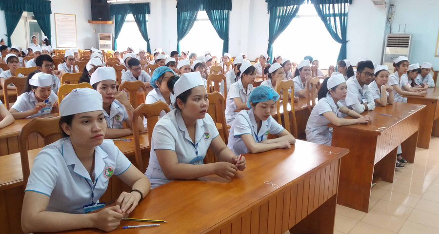 Các thí sinh nghe phổ biến nội quy trước khi thi lý thuyết. Ảnh: Như Nguyện 