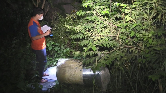  Thi thể thứ hai nằm trong một thùng nhựa hình trụ, bên ngoài quấn xốp và dán silicon