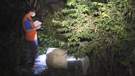  Thi thể thứ hai nằm trong một thùng nhựa hình trụ, bên ngoài quấn xốp và dán silicon