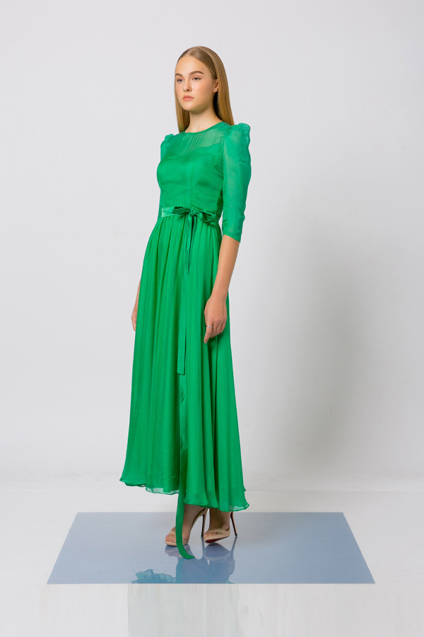 Trong bộ sưu tập mới nhất của mình, Nguyễn Trường Duy sử dụng các chất liệu hợp mùa và đang được yêu thích để tạo nên các dáng váy đi tiệc từ đơn giản đến cầu kỳ. Trong bộ sưu tập mới nhất của mình, Nguyễn Trường Duy sử dụng các chất liệu hợp mùa và đang được yêu thích để tạo nên các dáng váy đi tiệc từ đơn giản đến cầu kỳ.