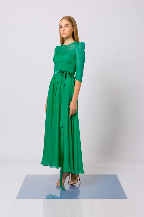  Trong bộ sưu tập mới nhất của mình, Nguyễn Trường Duy sử dụng các chất liệu hợp mùa và đang được yêu thích để tạo nên các dáng váy đi tiệc từ đơn giản đến cầu kỳ. 