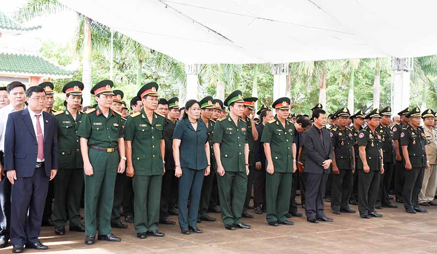 Kính cẩn trước anh linh các liệt sĩ.