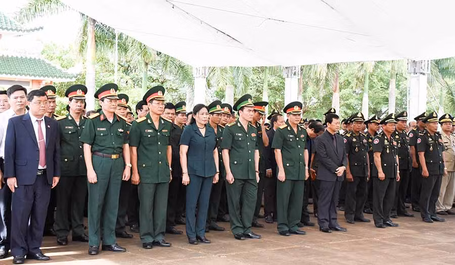 Kính cẩn trước anh linh các liệt sĩ.