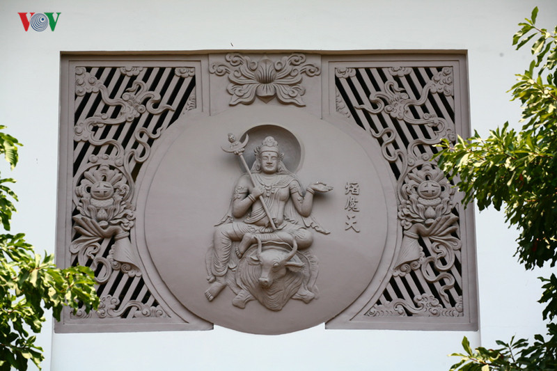 Các chi tiết của chùa dù làm bằng bê tông và gạch – xi măng nhưng hết sức tinh tế không hề kém những công trình bằng gỗ.