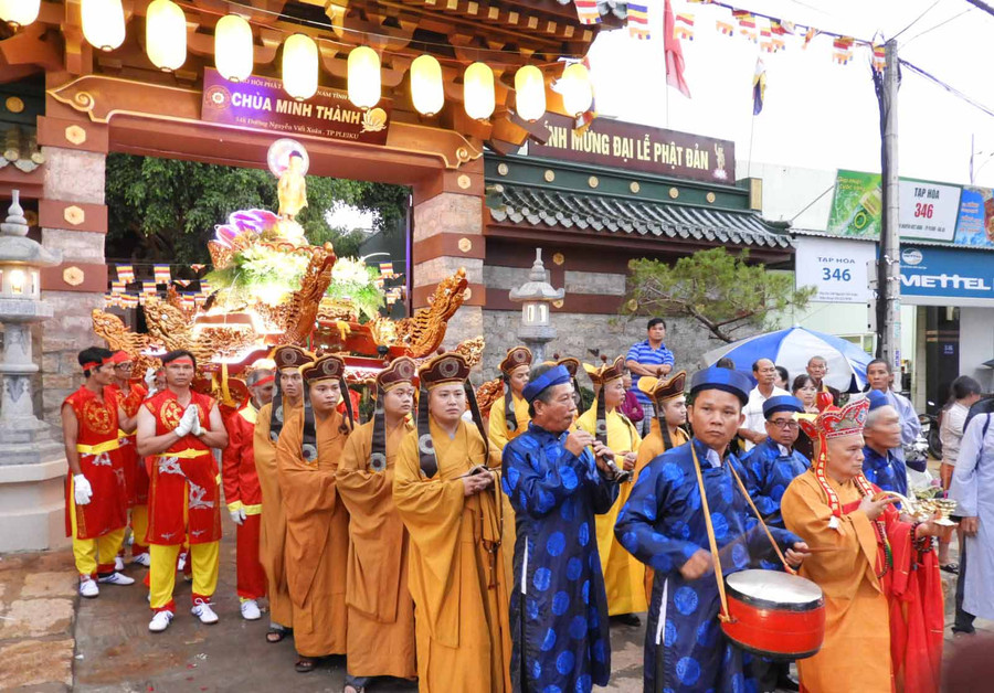 Nghi lễ rước Phật trong Đại Lễ Phật đản tại Gia Lai. Ảnh: Thanh Nhật