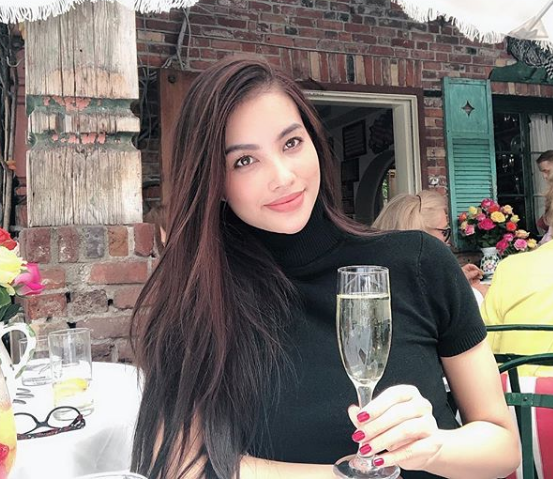 Nhiều người cho rằng, khó để phân biệt hình ảnh của người đẹp trong quá khứ hay hiện tại do Phạm Hương không thay đổi kiểu tóc. 