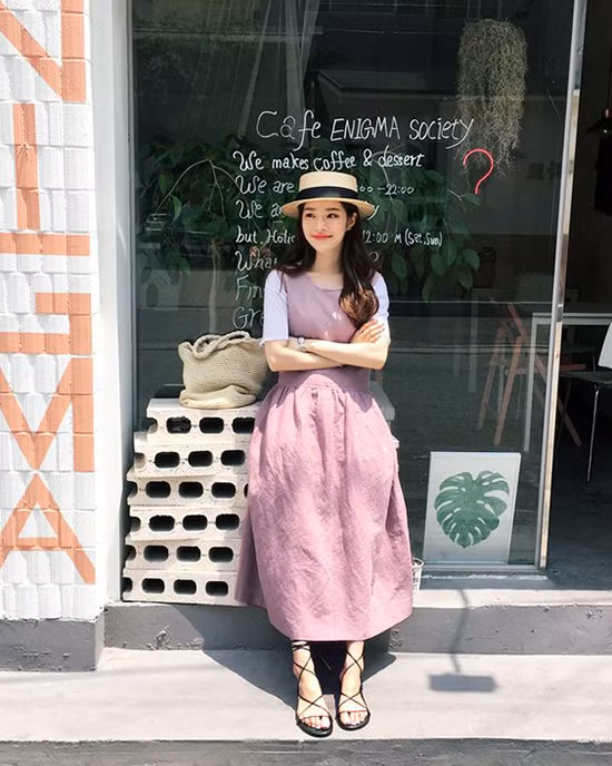 Những kiểu mũ rộng vành ngoài khả năng tôn nét điệu đà cho phái đẹp còn là sản phẩm chống nắng hiệu quả. Vì thế, mũ nan, mũ cói luôn đắt hàng trong dịp nắng cao điểm.