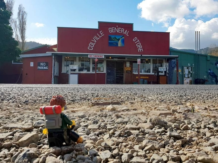 Mua sắm tại các cửa hàng tổng hợp địa phương ở Colville, New Zealand.