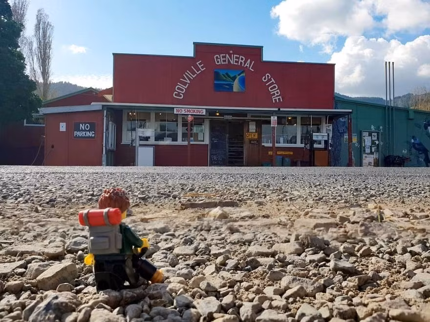 Mua sắm tại các cửa hàng tổng hợp địa phương ở Colville, New Zealand.