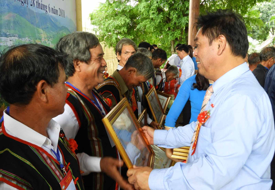 UBND tỉnh Gia Lai khen thưởng người có uy tín trong đồng bào dân tộc thiểu số. Ảnh: Thanh Nhật