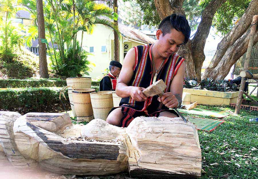  Anh Ksor Khoa (làng Chuét 2, phường Thắng Lợi, TP. Pleiku) trình diễn tạc tượng ở Festival Văn hóa Cồng chiêng Tây Nguyên tại Gia Lai năm 2018. Ảnh: Hải Lê
