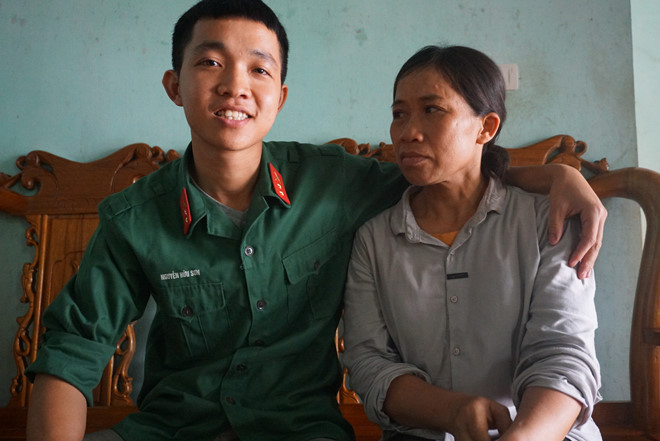 Sơn và mẹ - bà Nguyễn Thị Thắng