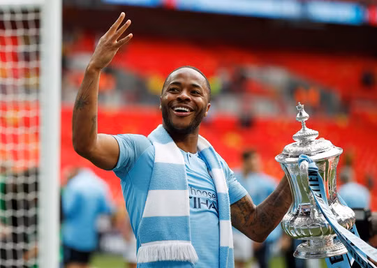 ... nâng cúp vô địch