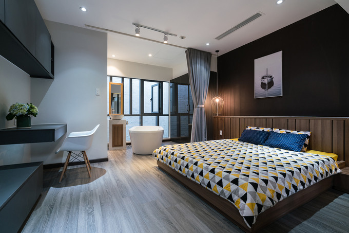  Các phòng ngủ đều được đặt ở tầng ba. Bỏ chi phí xây dựng hoàn thiện 2,2 tỷ đồng, chủ nhà độc thân đã làm sẵn không gian sống cho một gia đình nhỏ gồm cặp vợ chồng trẻ và con.