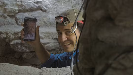 Nhà khảo cổ Francisco Estrada-Belli vui mừng khi tìm thấy ngôi mộ hoàng gia -ảnh: NATIONAL GEOGRAPHIC