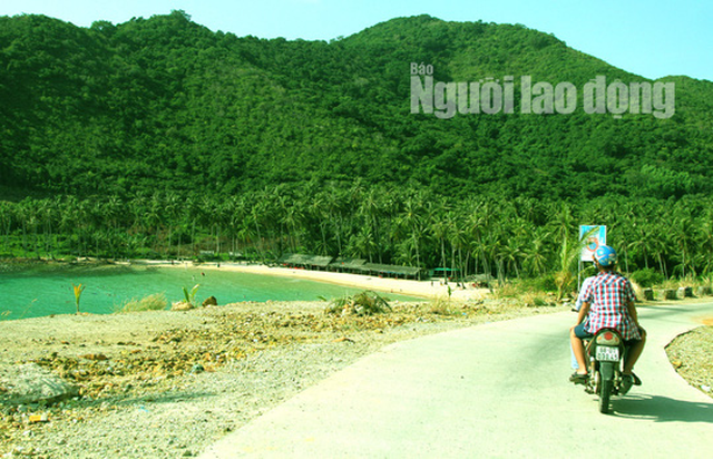 Du khách tham quan, khám phá đảo Nam Du bằng phương tiện chính là xe Honda