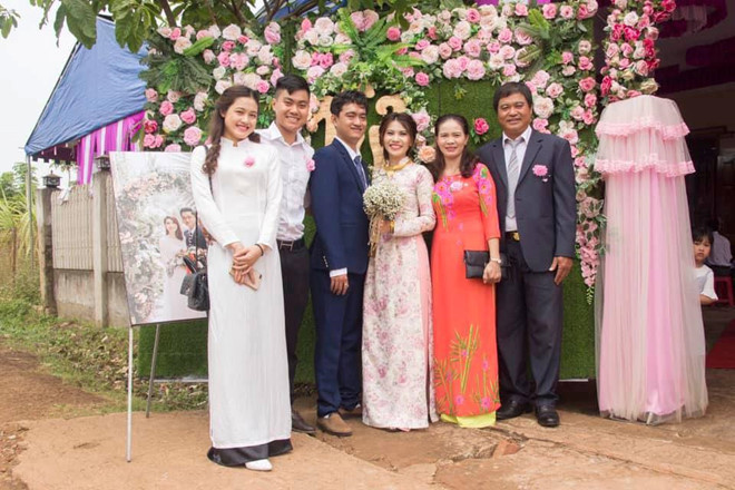 Gia đình hạnh phúc của Sơn với cha mẹ và anh trai, chị gái, anh rể