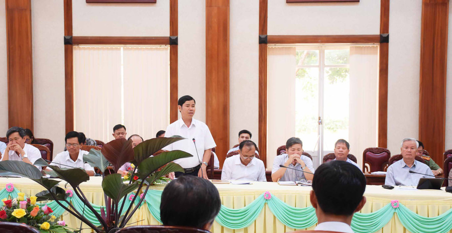 Đại biểu tham gia góp ý xây dựng dự thảo báo cáo tổng kết tại hội nghị. Ảnh: Minh Nguyễn