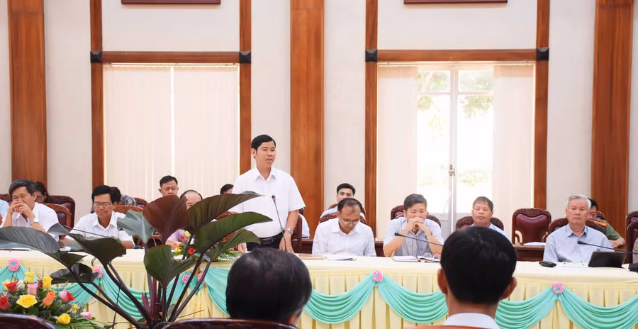 Đại biểu tham gia góp ý xây dựng dự thảo báo cáo tổng kết tại hội nghị. Ảnh: Minh Nguyễn