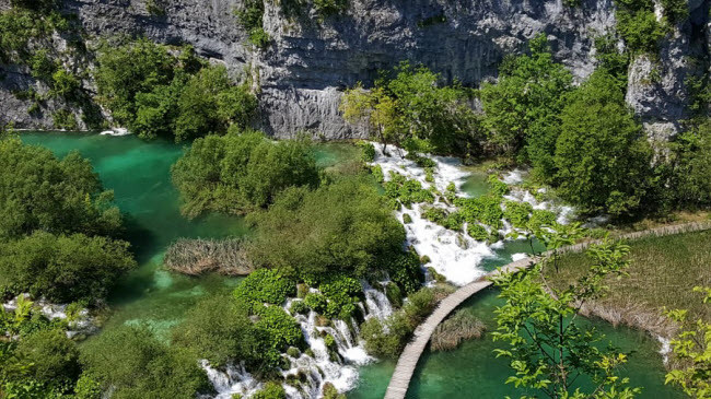 Vườn quốc gia hồ Plitvice, Croatia: Trong khi Croatia là một trong những điểm đến hấp dẫn nhất châu Âu, vườn quốc gia hồ Plitvice là lựa chọn của nhiều du khách khi tới quốc gia này. Nơi đây có 16 hồ được liên kết với nhau bằng các thác nước. 