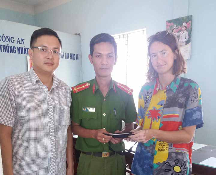 Công an phường Thống Nhất đã trả lại giấy tờ cho du khách nước ngoài. Ảnh: Văn Ngọc 