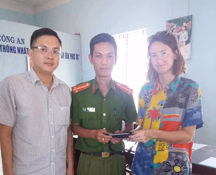 Công an phường Thống Nhất đã trả lại giấy tờ cho du khách nước ngoài. Ảnh: Văn Ngọc 