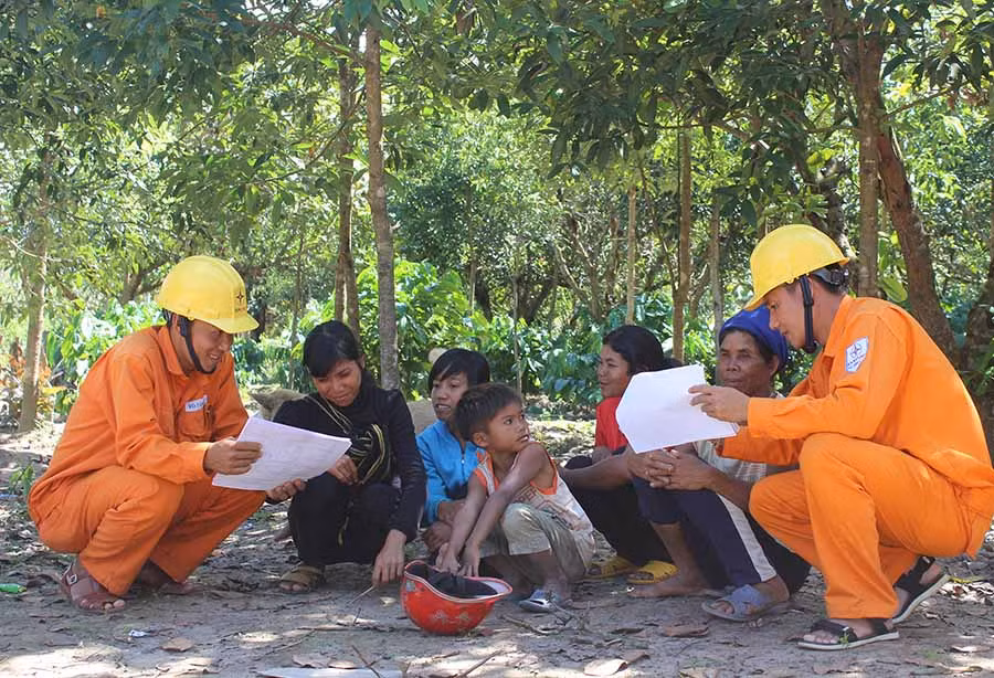 Ngành Điện tuyên truyền khách hàng sử dụng điện an toàn, tiết kiệm và hiệu quả. Ảnh: Ngọc Thu Ngành Điện tuyên truyền khách hàng sử dụng điện an toàn, tiết kiệm và hiệu quả.