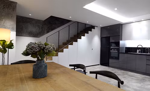 Ngôi nhà diện tích 41m2 tận dụng gầm cầu thang làm kho chứa đồ. Ảnh: Minimal Design