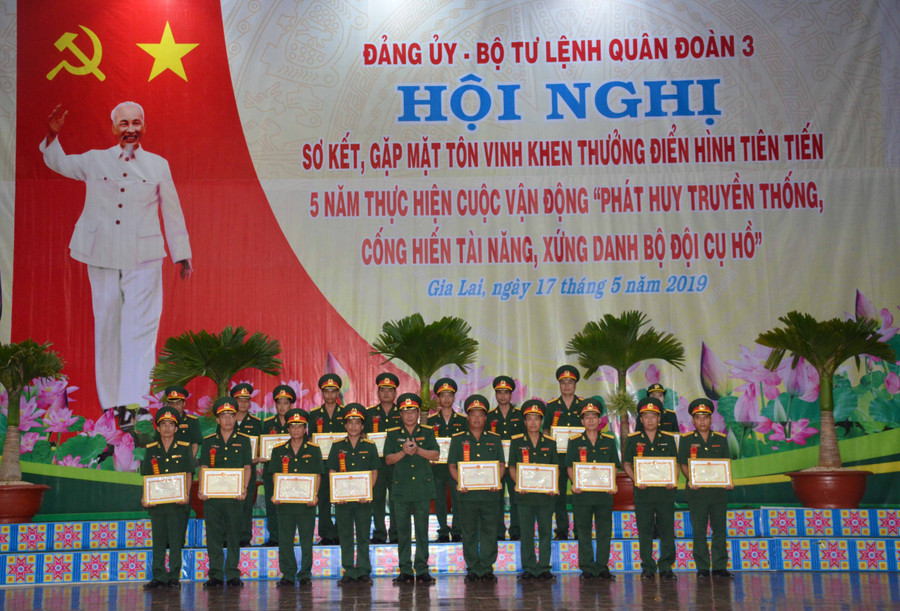 Tặng bằng khen cho các tập thể và cá nhân. Ảnh: Vĩnh Hoàng