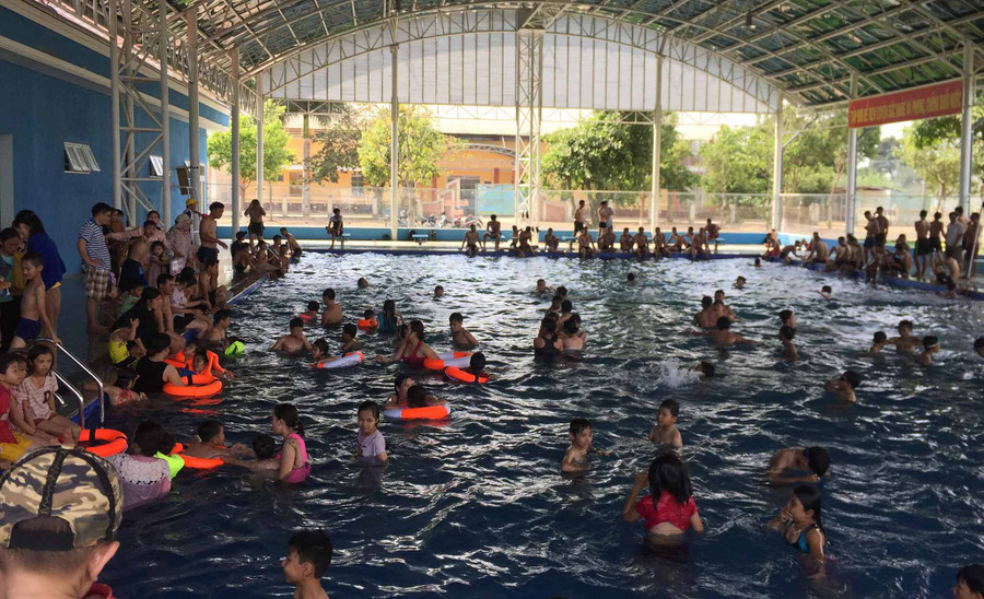 Người dân đến tham gia bơi lội tại hồ bơi. Ảnh: Hoàng Viên
