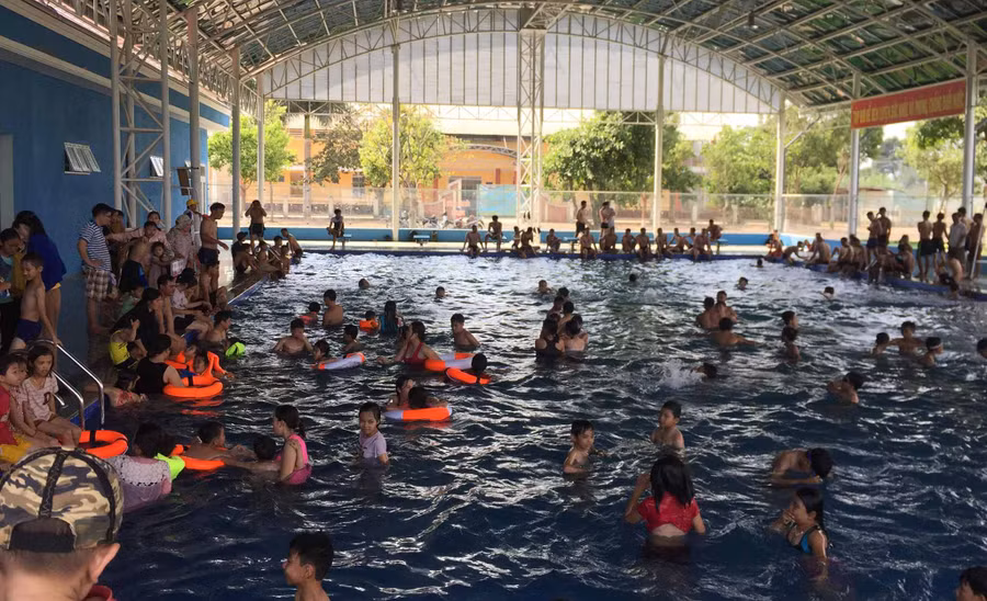 Người dân đến tham gia bơi lội tại hồ bơi. Ảnh: Hoàng Viên