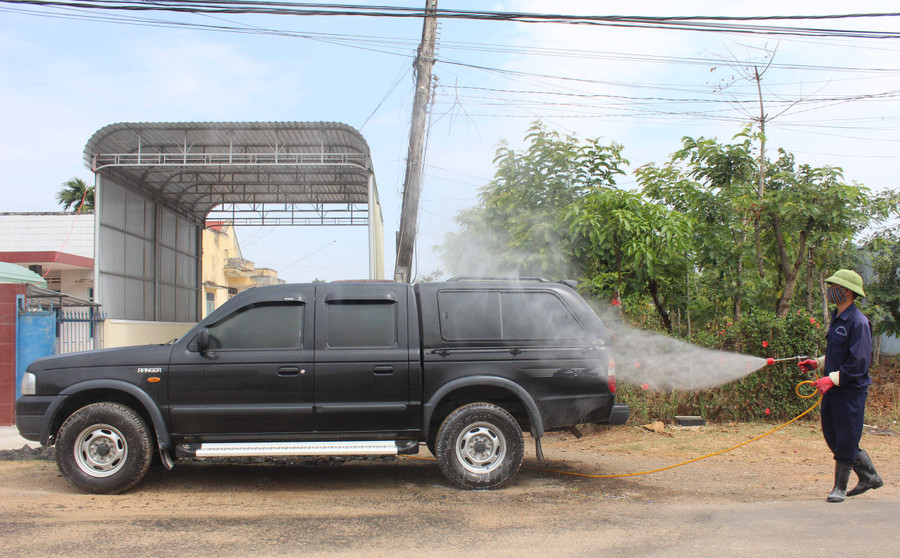 Tiêu độc, khử trùng các phương tiện ra vào các trại heo giống. Ảnh: Nguyễn Diệp 